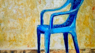 Enkaustik-Gemälde von Manfred Leirer aus dem Jahr 2025 mit einem blauen Plastikstuhl, starke Farb- und Materialkontraste als Reflexion über Alltägliches und Raumwahrnehmung