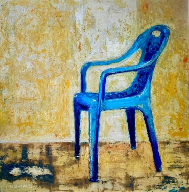 Enkaustik-Gemälde von Manfred Leirer aus dem Jahr 2025 mit einem blauen Plastikstuhl, starke Farb- und Materialkontraste als Reflexion über Alltägliches und Raumwahrnehmung