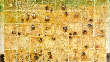 Enkaustik-Gemälde von Manfred Leirer mit großem Insekt über geometrisch gerastertem Hintergrund, symbolhafte Komposition mit Struktur- und Tiefenwirkung