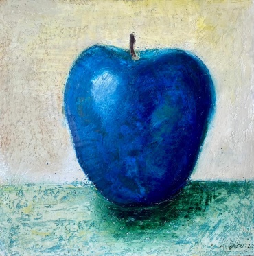 Stillleben-Gemälde von Manfred Leirer in Enkaustik-Technik, zeigt einen intensiv blauen Apfel als symbolträchtiges Motiv vor neutralem Hintergrund