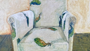 Enkaustik-Gemälde von Manfred Leirer eines Sessels mit detailreicher Pfauenverzierung, symbolträchtige Darstellung zwischen Wohnkultur und Tiermotiv