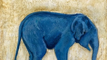 Gemälde von Manfred Leirer mit einem blauen Elefanten in Enkaustik-Technik, symbolträchtige Tierdarstellung mit anthropomorphen Zügen